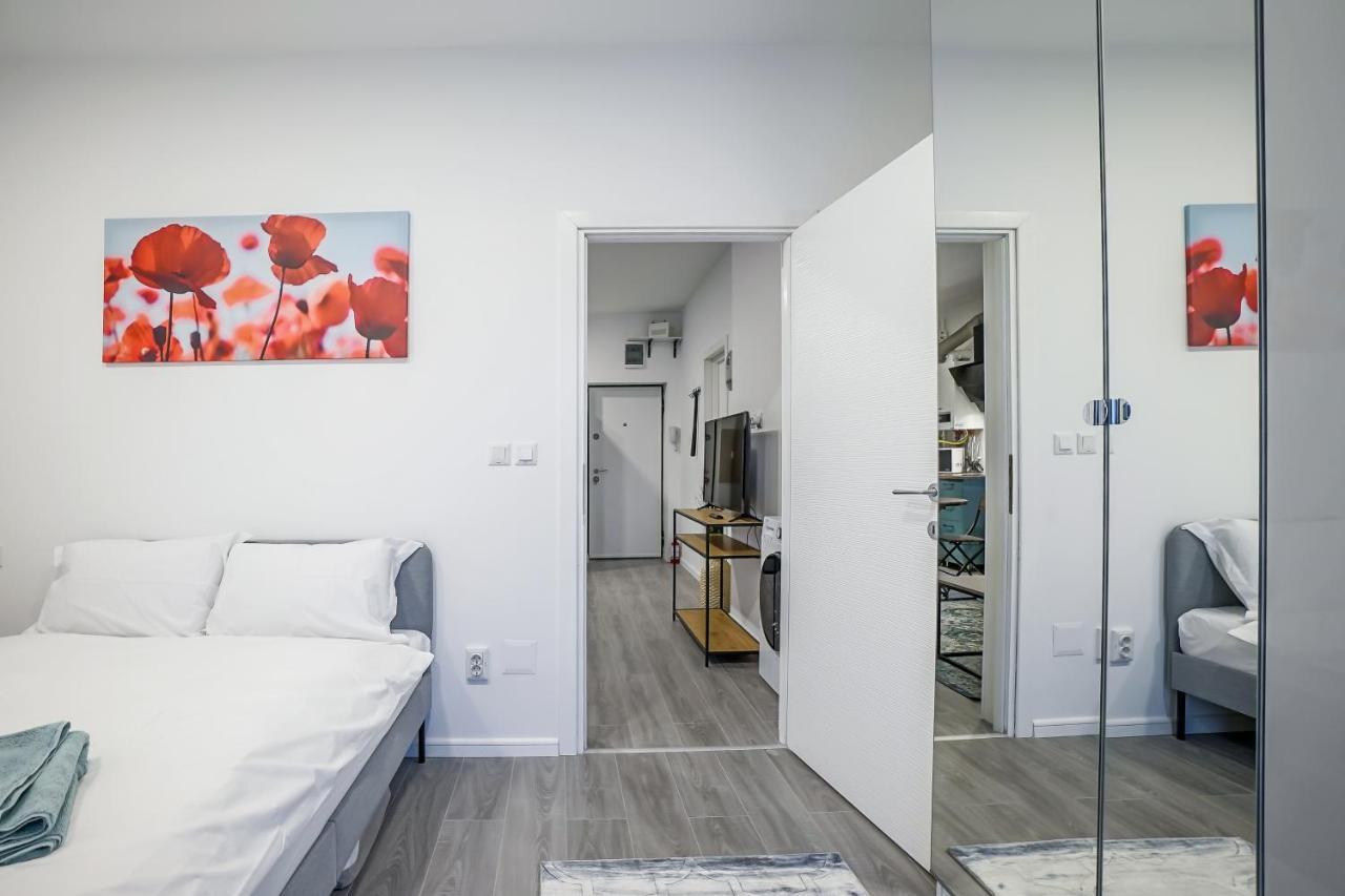 Bright Apartments Moments Away From Herastrau Park, Mall And Metro Букурещ Екстериор снимка