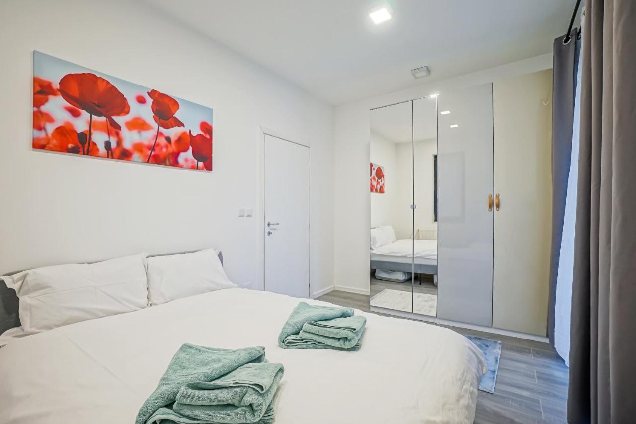 Bright Apartments Moments Away From Herastrau Park, Mall And Metro Букурещ Екстериор снимка
