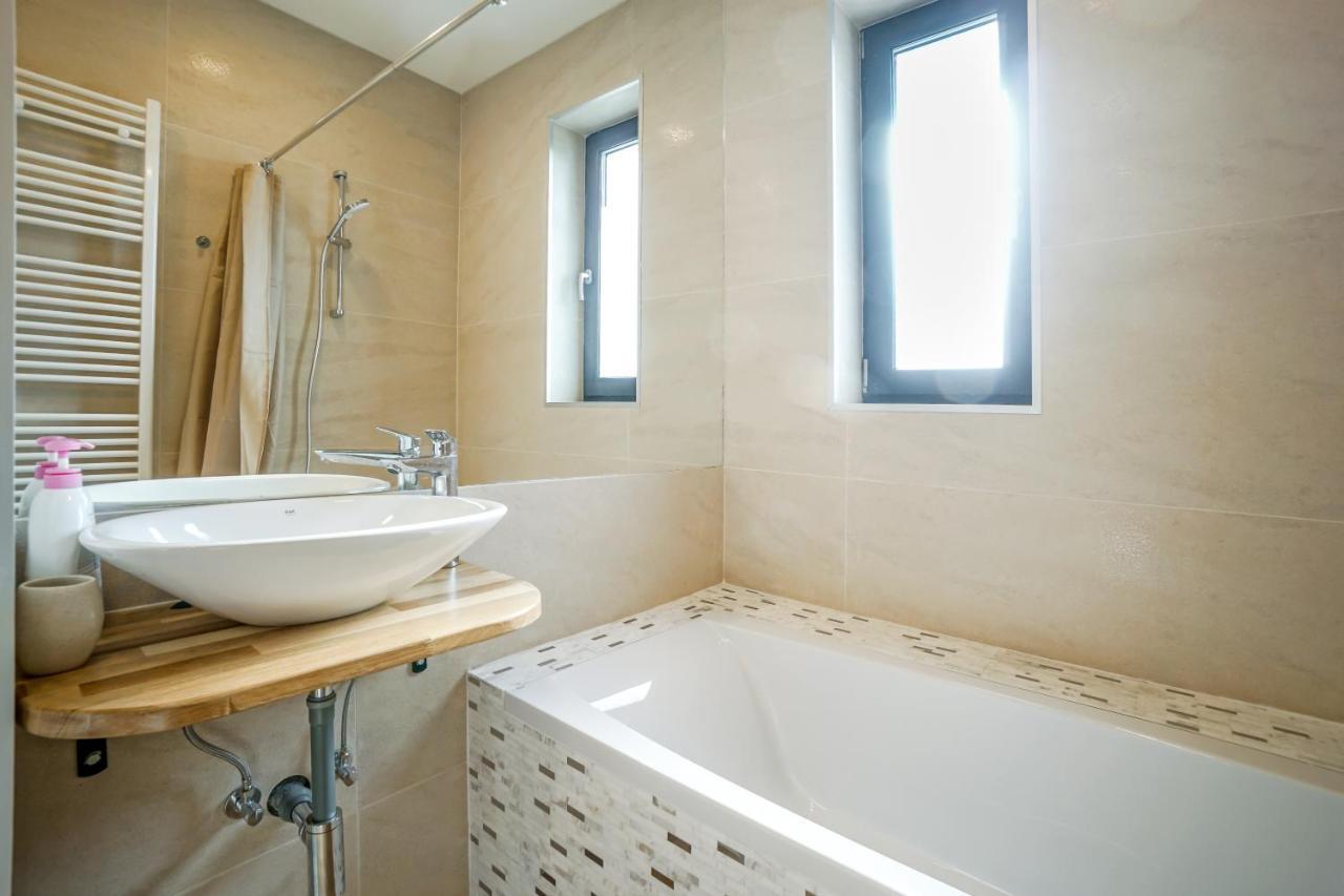Bright Apartments Moments Away From Herastrau Park, Mall And Metro Букурещ Екстериор снимка